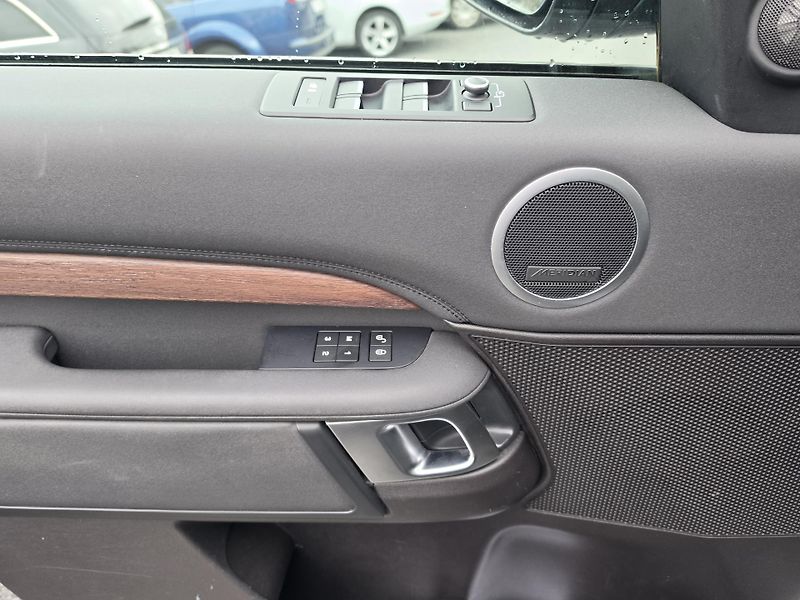 Land Rover Discovery 3.0HSEDV6 MeridianTZ 3.5 7Míst - fotka 12 z 16
