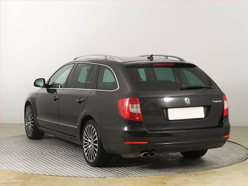 Škoda Superb (2012) Laurin&Klement 2.0 TDI, Xenony - fotka 4 z 21