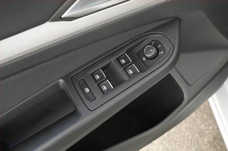 Volkswagen Golf (2020) Life 1.5 TSI, Serv.kniha - fotka 17 z 17