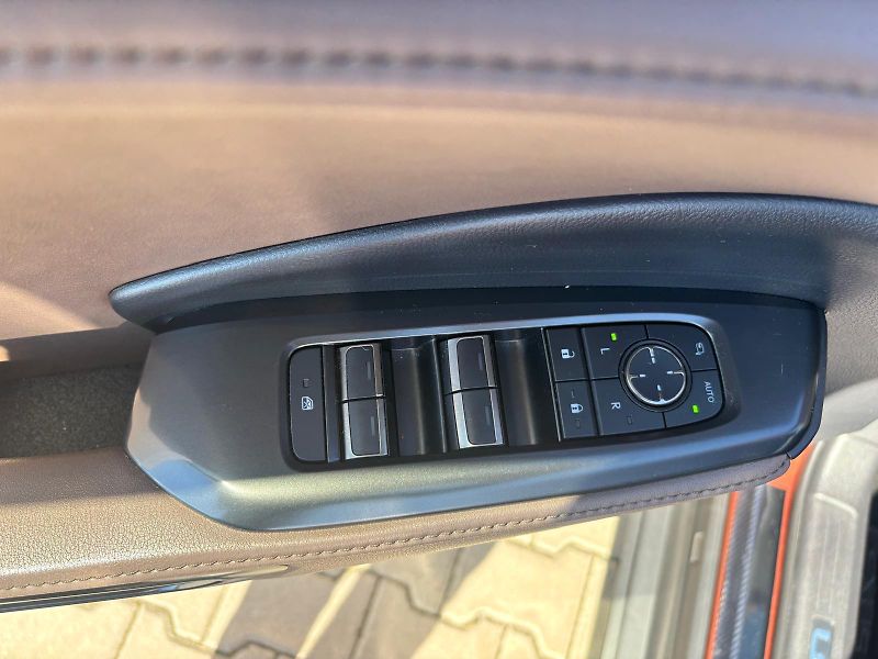 Lexus LBX 1.5 HSD e-CVT Elegant Tech - fotka 12 z 26
