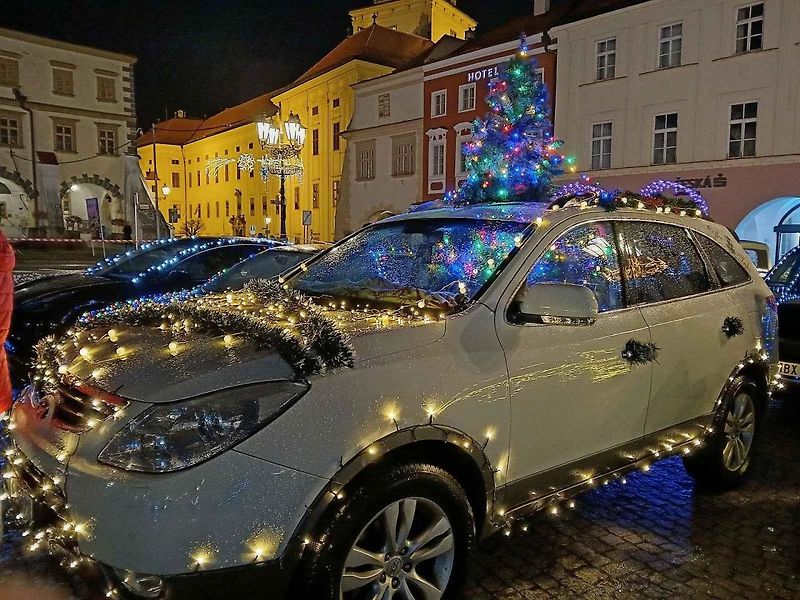 Sraz vánočně nazdobených aut v Kroměříži (prosinec 2024)