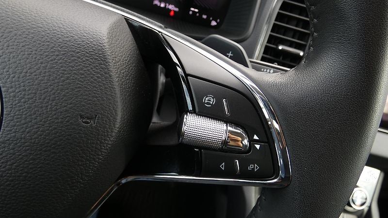Škoda Karoq 1,5 TSI Ambition DSG - fotka 12 z 21