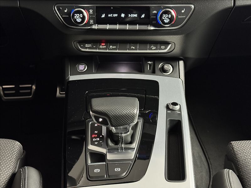 Audi Q5 2,0 TDi  Quattro S-Line Assist - fotka 18 z 50