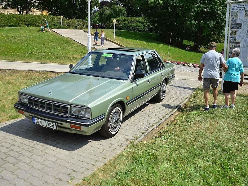 Přehlídka veteránů na Arnice v Mariánských Lázních. Sanitka Cadillac