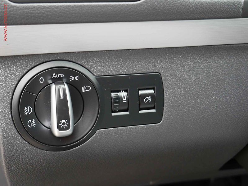Volkswagen Touran (2015) 2.0TDi 7míst, Bixenon - fotka 15 z 16