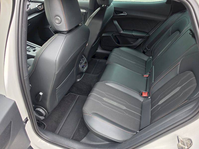 Cupra Formentor (2022) 2.0TSI 140KW DSG 4DRIVE - fotka 25 z 33