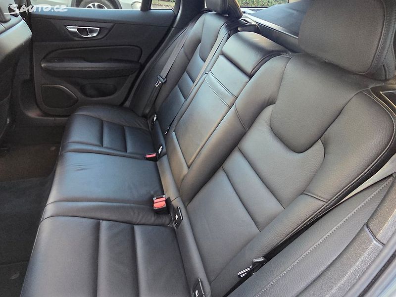 Volvo V60 (2020) 2.0 D4 AWD 4x4 Automat - fotka 20 z 37
