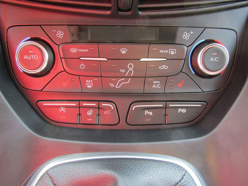Ford Kuga (2018) 2.0TDCi 4x4, AC, výhřev sed. - fotka 13 z 16