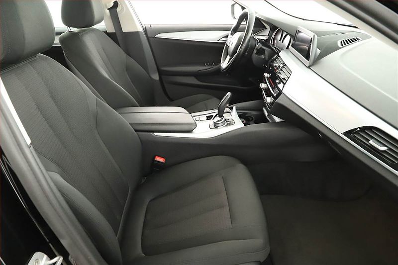 BMW Řada 5 (2017) 520d xDrive, 4X4, Automat - fotka 7 z 19