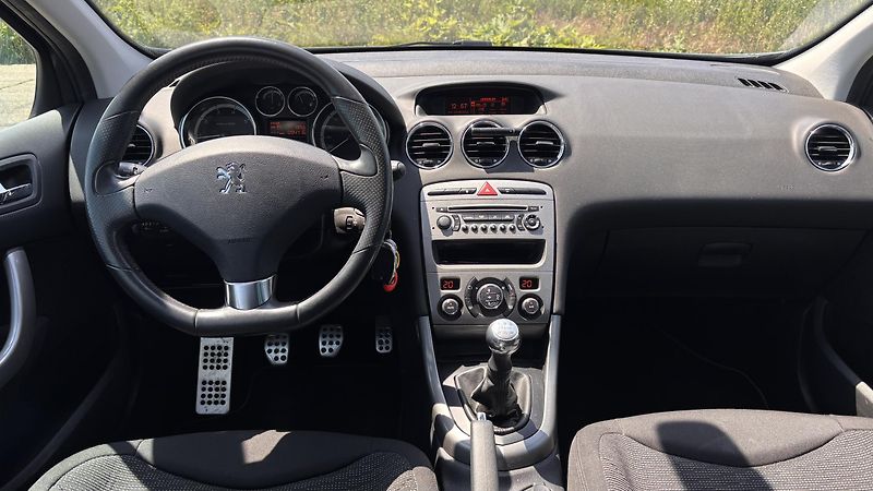 Peugeot 308 (2011) - fotka 8 z 12
