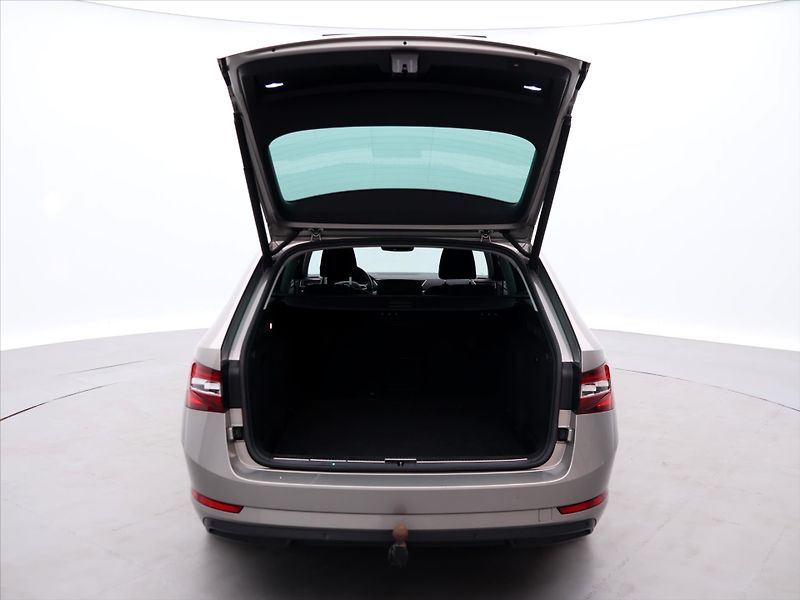 Škoda Superb 2.0 TDI 110kW Style Bi-Xenon - fotka 9 z 38
