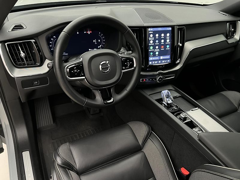 Volvo XC60 B4 AWD DARK PLUS CZ 1. maj. - fotka 4 z 45