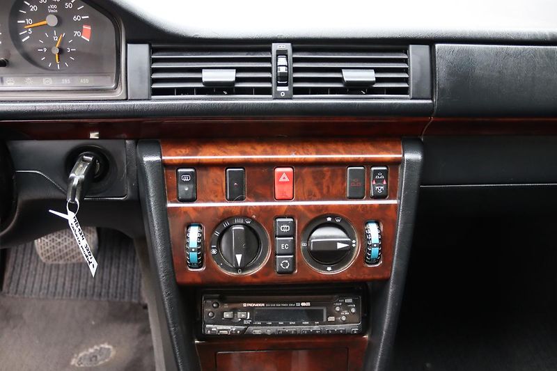 Mercedes-Benz 124 E320 CABRIO 162kW - fotka 27 z 50