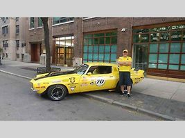Simon Harris a jeho Camaro z roku 1970.
