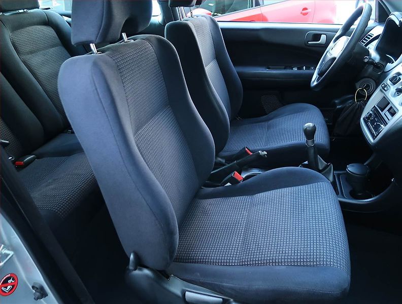 Honda HR-V (2003) 1.6 16V , 4X4, nová STK - fotka 9 z 15