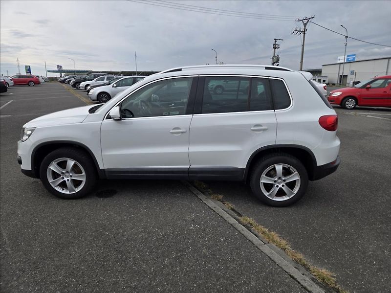 Volkswagen Tiguan 2,0 TDI  4x4 - fotka 7 z 23