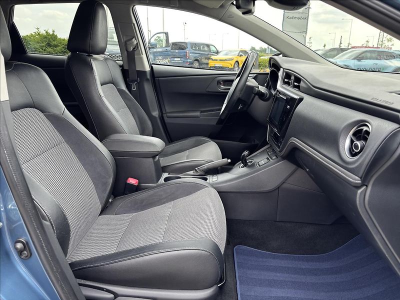 Toyota Auris 1,8 Hybrid e-CVT TS Executive - fotka 18 z 36