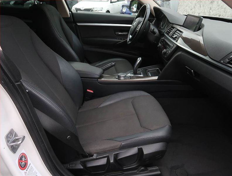 BMW Řada 3 (2014) Modern Line 320d xDrive GT - fotka 9 z 23