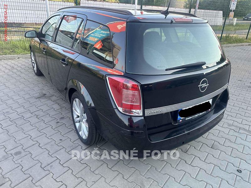 Opel Astra (2009) 1.9 CDTi, AC - fotka 2 z 3