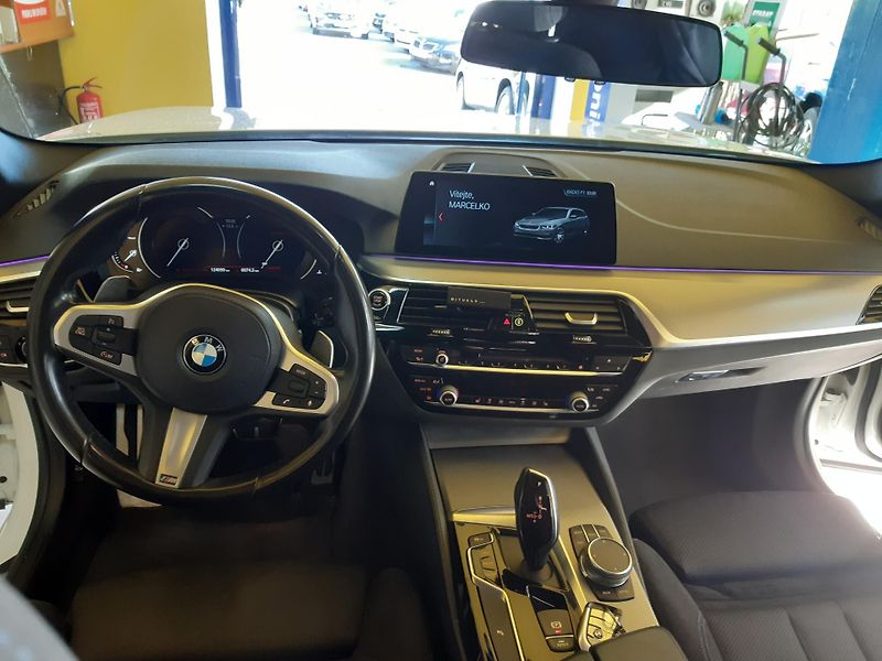 BMW Řada 5 520d XDRIVE M-PAKET - fotka 9 z 32
