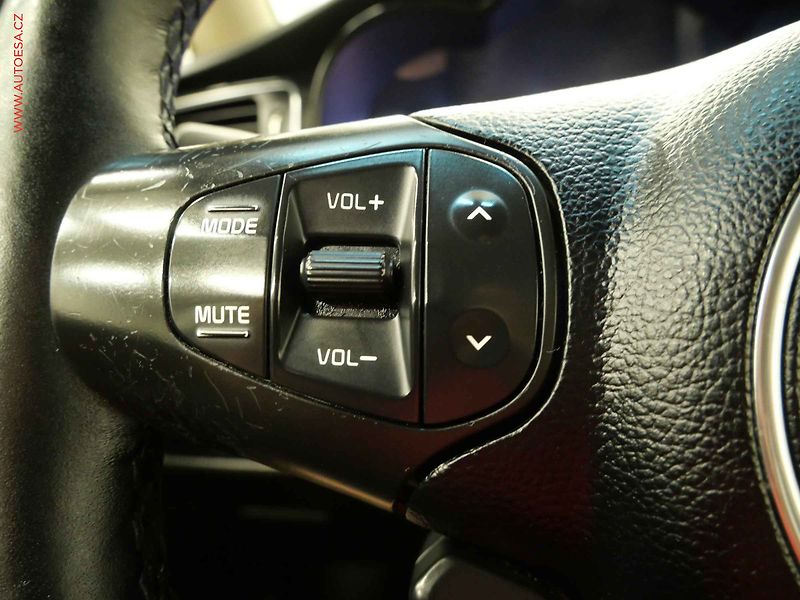 Kia Carens (2015) 1.7CRDI, ČR, AC, výhřev sed. - fotka 16 z 21