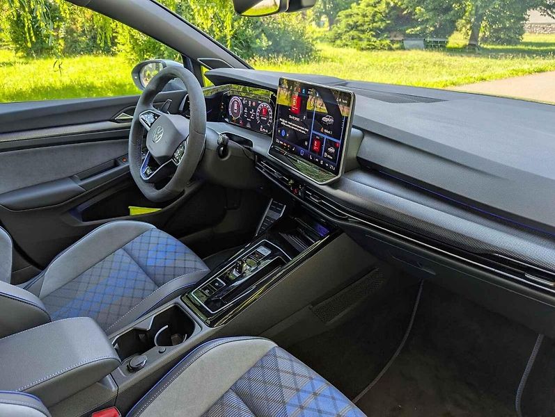 Auto má rádo klikaté silničky.