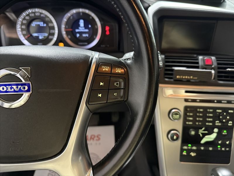 Volvo XC60 2,4   D5 AWD SUMMUM XENON - fotka 11 z 39