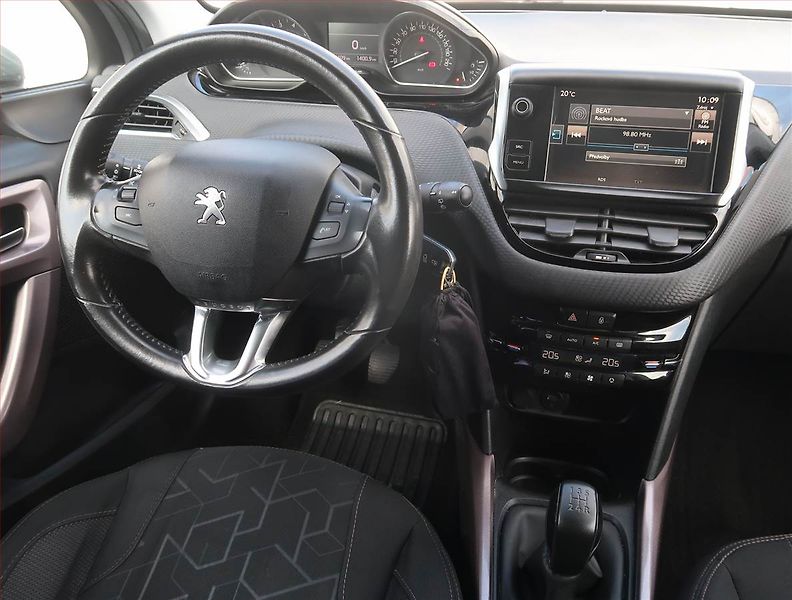Peugeot 2008 (2016) 1.2 PureTech, Serv.kniha - fotka 7 z 20