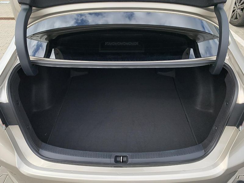 Toyota Corolla SD COMFORT TECH STYLE 1.5 VVTi - fotka 5 z 28