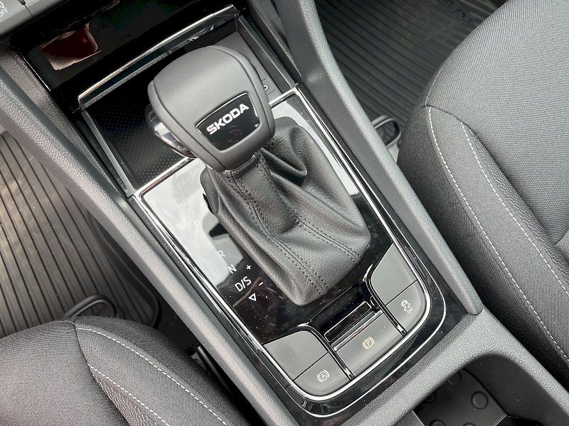Škoda Karoq (2025) SELECTION 1.5 TSI DSG - fotka 27 z 30