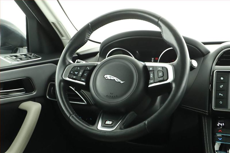 Jaguar F-Pace (2017) 20d AWD, 4X4, Automat, ČR - fotka 13 z 15