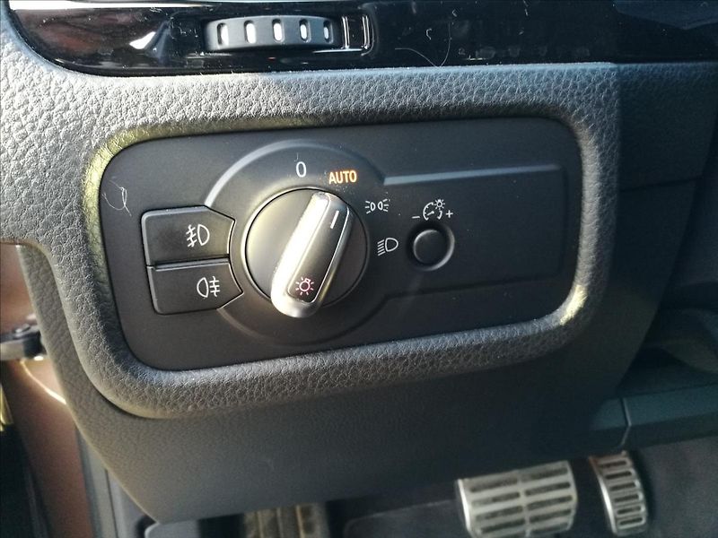 Volkswagen Touareg 3,0 TDI V6 Tiptronic - fotka 12 z 27