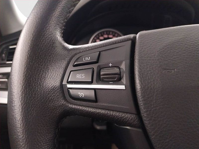 BMW Řada 5 (2013) 520d, Navi, Xenony, Tempomat - fotka 16 z 21