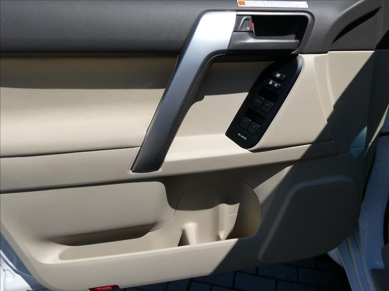 Toyota Land Cruiser 2,8 D-4D 150kW 2Maj, ČR, DPH - fotka 14 z 41