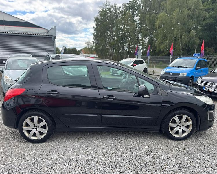 Peugeot 308 (2013) - fotka 8 z 12