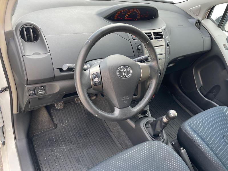 Toyota Yaris 1,0 Dream - fotka 8 z 15