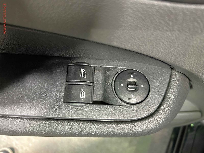 Ford Focus (2005) 1.6TDCi, AC, výhřev sed - fotka 12 z 15
