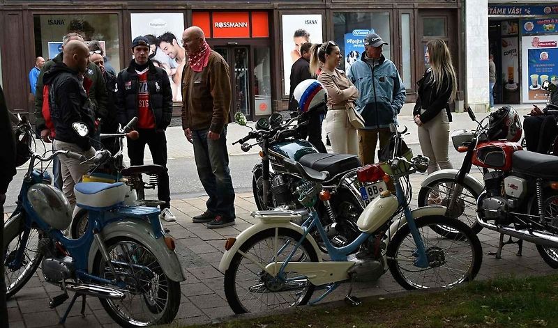 Tradiční sraz autoveteránistů na náměstí T. G. Masaryka v Prostějově. 18. května 2025