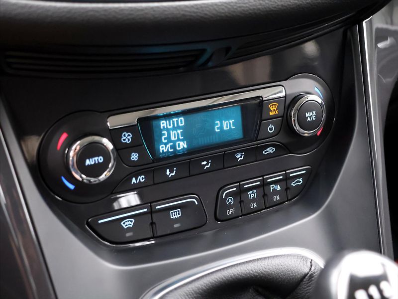 Ford Kuga 2,0 TDCi 132kW 4x4 Titanium - fotka 24 z 35