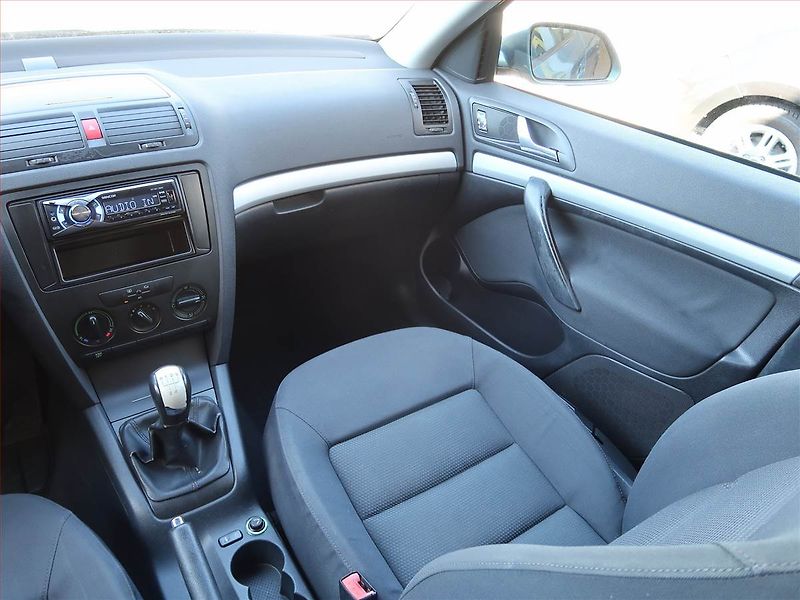 Škoda Octavia (2004) 1.6, nová STK, udržované - fotka 8 z 15