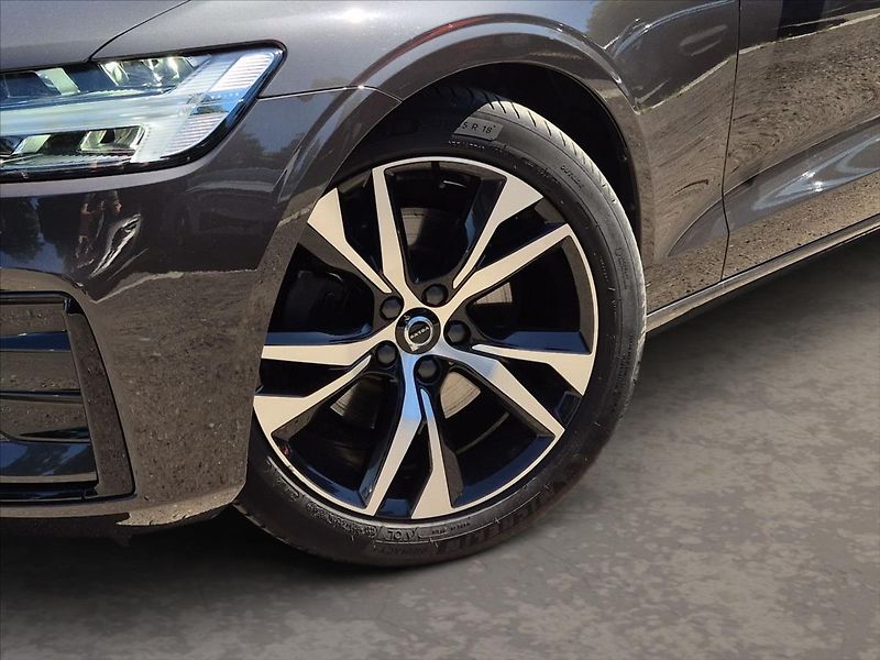 Volvo V60 2,0 B4 Plus Dark benzin - fotka 6 z 17