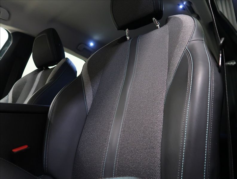 Peugeot 308 1,2 PT AT ALLURE NAVI KAMERA - fotka 33 z 42