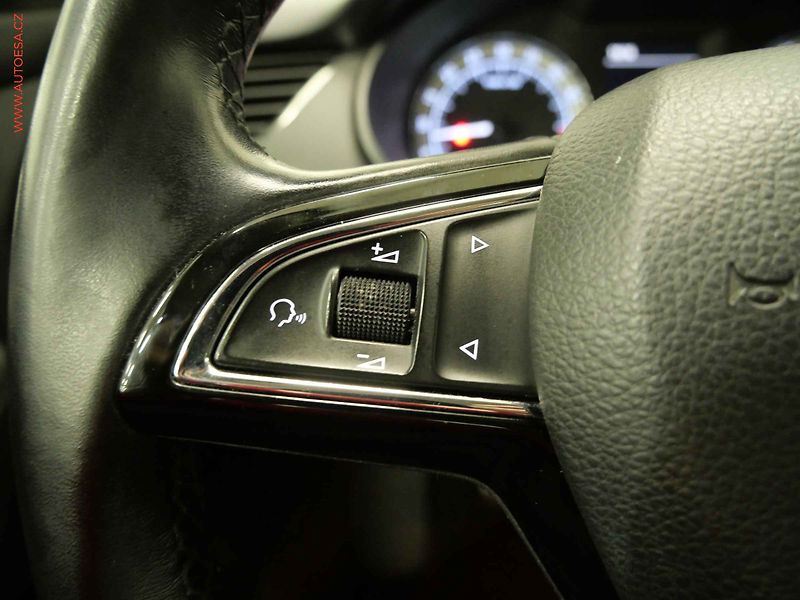 Škoda Octavia (2017) 1.6TDi, ČR, Style, LED - fotka 16 z 20