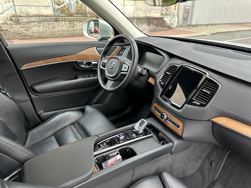 Volvo XC90 T8 plug-in hybrid Recharge - fotka 17 z 32