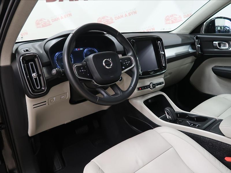 Volvo XC40 2,0 D4 AWD MOMENTUM CZ - fotka 10 z 39