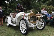 Na akci Jízda do vrchu a výstava historických vozidel se představilo na tři sta automobilů a motocyklů.