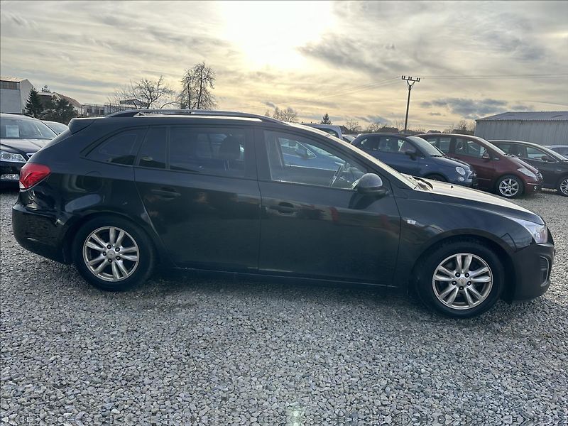 Chevrolet Cruze 1,7 6KVALT DIGIKLIMA +SADA ALU - fotka 4 z 21