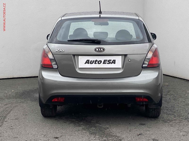Kia Rio (2011) 1.4i, ČR, AC - fotka 5 z 15