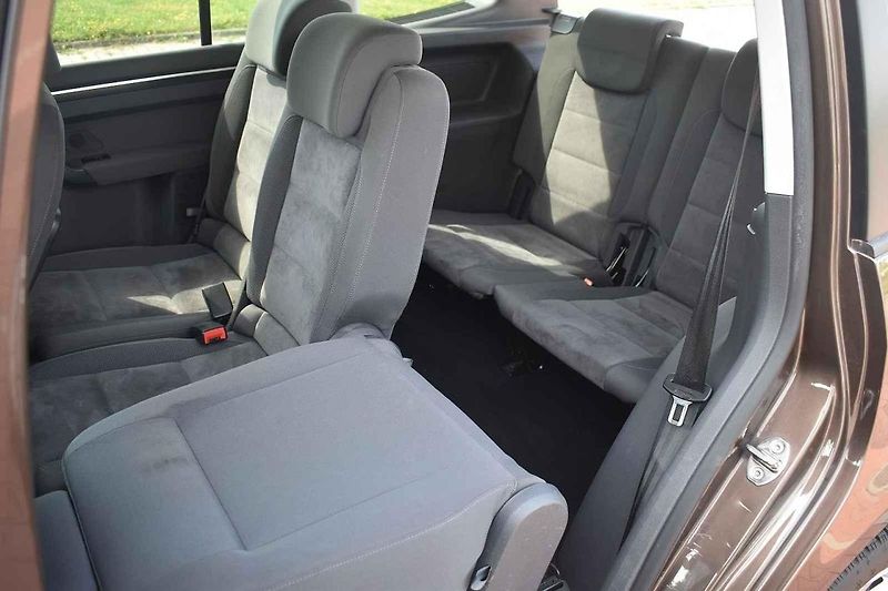 Volkswagen Touran působí usedle, ale je to dobrý rodinný společník