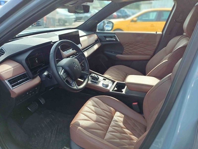 Mitsubishi Outlander Instyle+ 2,4 MIVEC 2xelektromo - fotka 5 z 16
